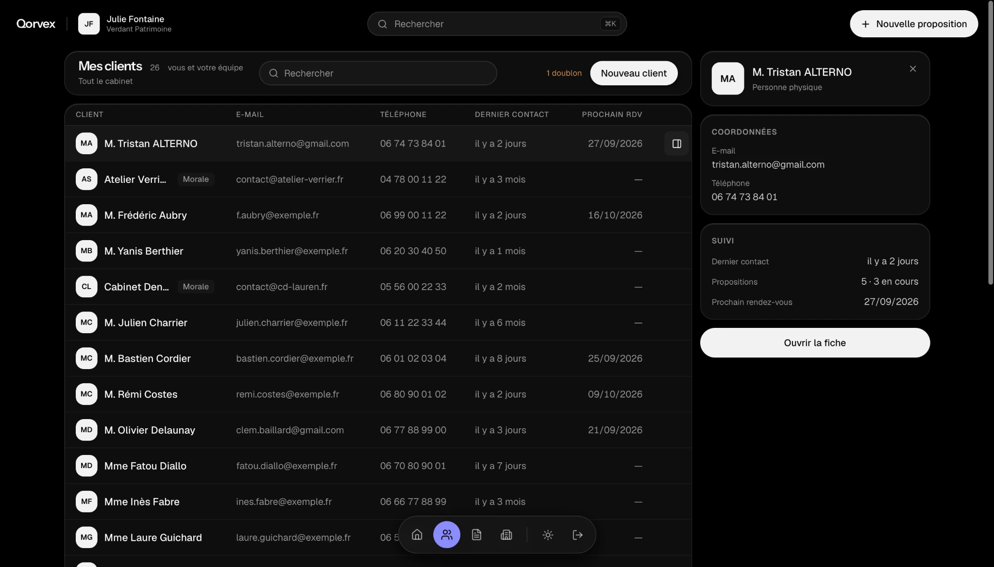 Interface Qorvex — liste des clients et panneau de synthèse d’un dossier